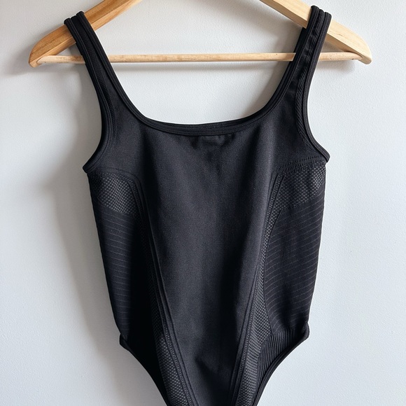 The Giving Movement / Tonal Scoop-Neck SMLS100© Bodysuit in Black / Size Medium - Picture 3 of 6